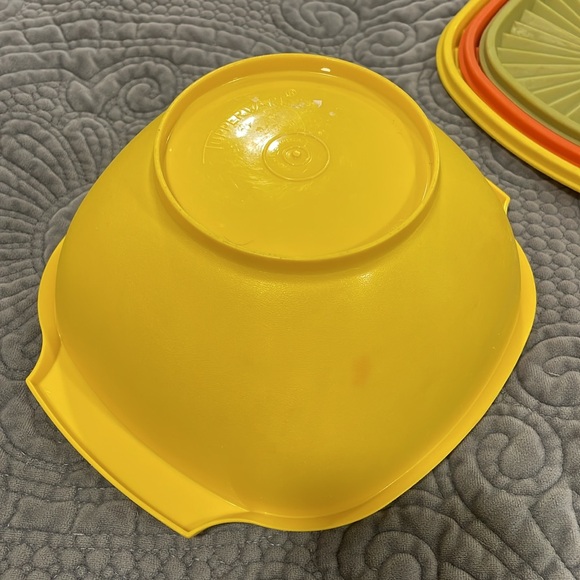 Vintage Tupperware Servalier bowls and lids. Great condition. Set of three - Picture 5 of 13